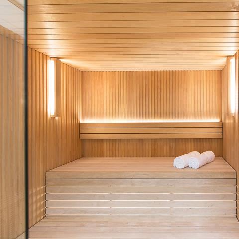 Sauna tradicional interior Auroom Libera Glass para 5-6 personas