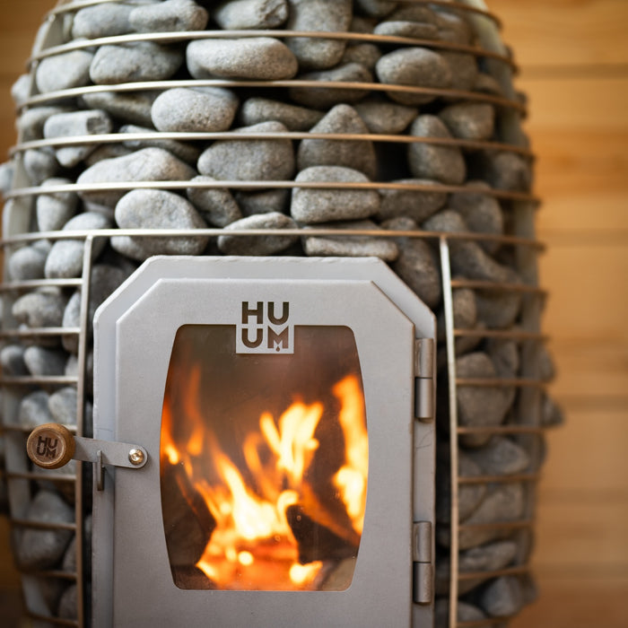 Paquete de estufa de leña para sauna HUUM HIVE de 17 kW con chimenea de pared y protección de suelo y piedras